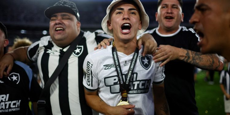 Thiago Almada y su familia en el Monumental: “Sí sí señores, yo soy de…”
