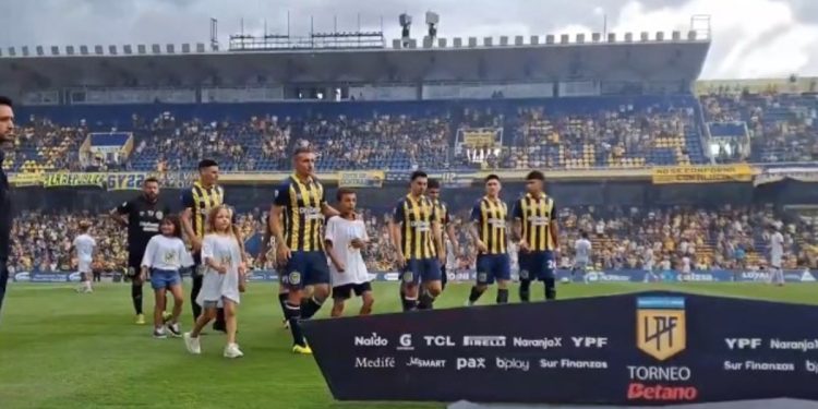 Tras el cruce con Holan y las disculpas, así fue el homenaje a Ruben en su último partido en Central