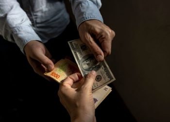 Un diciembre a todo dólar: el MEP, CCL y blue suben 8% en el mes