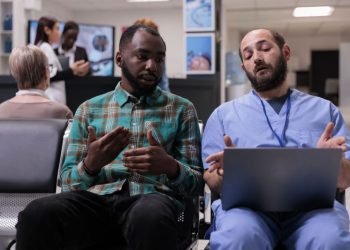 Un intendente ya anunció que empezará a cobrar a los extranjeros en sus hospitales