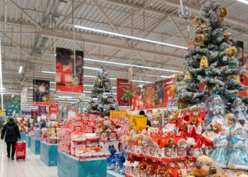 Un supermercado liquida todo para Navidad y vende árboles, luces y bolas a mitad de precio