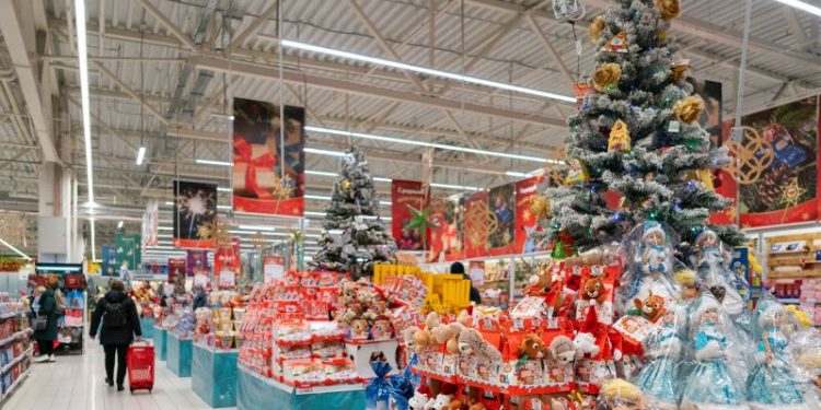 Un supermercado liquida todo para Navidad y vende árboles, luces y bolas a mitad de precio