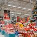 Un supermercado liquida todo para Navidad y vende árboles, luces y bolas a mitad de precio