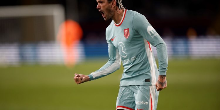 Video: el lindo gol de Rodrigo De Paul ante el Barcelona