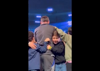 Video: el llano desgarrador de un nene al abrazar a Messi en Azerbaiyán