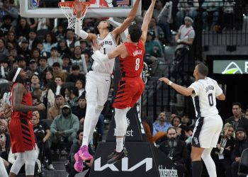 Video: locura de Wembanyama en la NBA, con 30 puntos y ¡diez tapas!