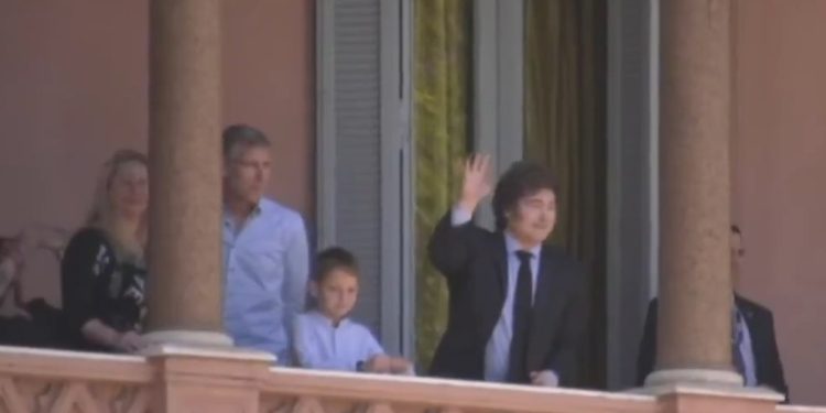 Video: Martín Palermo en el balcón de la Casa Rosada con Milei