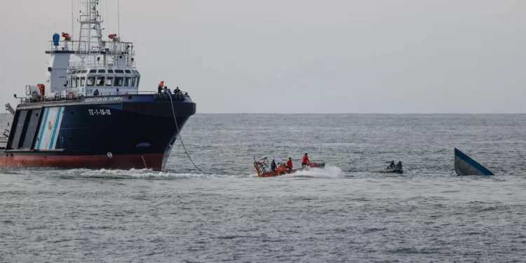 La Guardia Civil suspende el rescate del narcosubmarino de la Costa da Morte tras hundirse por completo