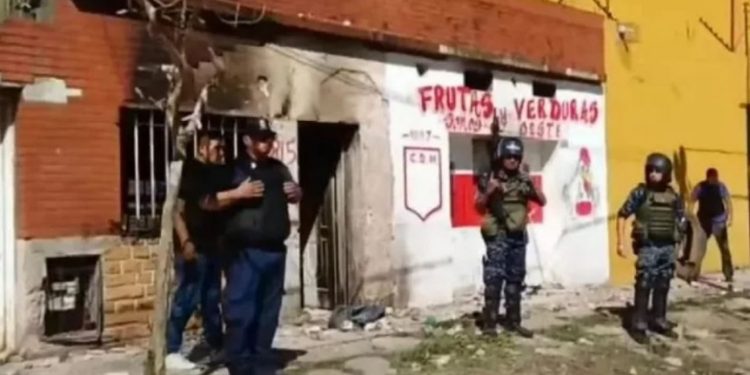 Morón: Protestas vecinales tras el asesinato de un joven y la denuncia de un búnker narco disfrazado de verduleria. Kicillof ausente