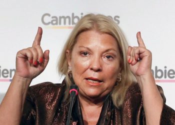 Elisa Carrió, defiende agenda woke y amenaza con denunciar penalmente a Javier Milei por supuestas violaciones constitucionales.