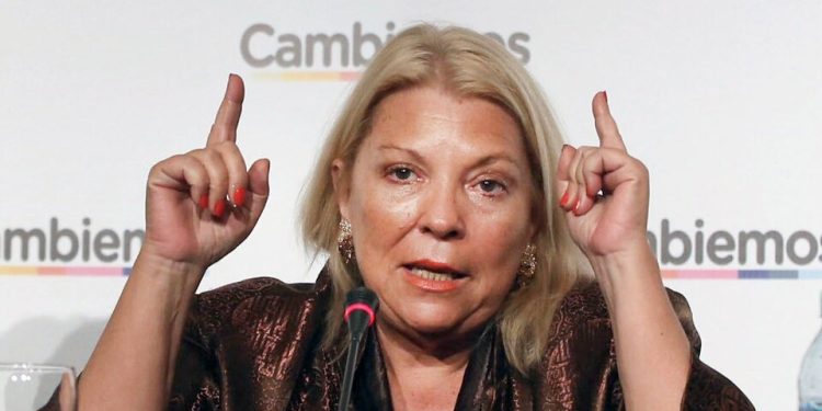 Elisa Carrió, defiende agenda woke y amenaza con denunciar penalmente a Javier Milei por supuestas violaciones constitucionales.