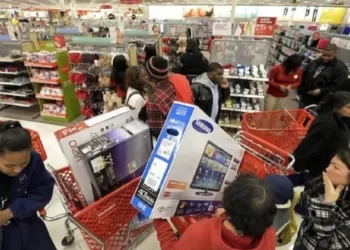Argentinos impulsan el turismo de compras en el exterior. Cubiertas para autos, zapatillas, heladeras, jeans, electrónica, son algunas de las más buscadas