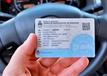 Un “genio” eliminó la cédula azul: El trámite para autorizar a un familiar, amigo o empleado salía $6.400, ahora $140.000. Escribanos de fiesta.