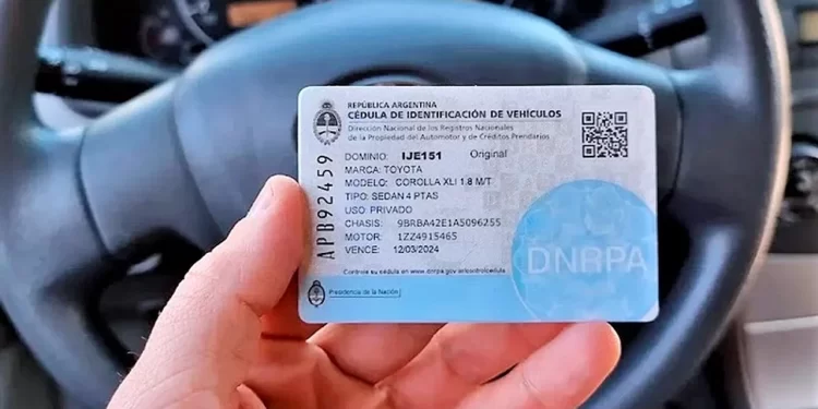 Un “genio” eliminó la cédula azul: El trámite para autorizar a un familiar, amigo o empleado salía $6.400, ahora $140.000. Escribanos de fiesta.
