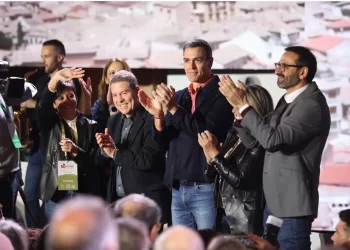 Pedro Sánchez elude las discrepancias con Page y le ofrece su apoyo y el de la cúpula de Ferraz