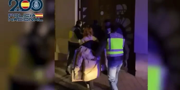 Detenida una pareja por robar y amenazar con un cuchillo a varios taxistas en Madrid