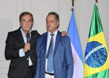 Se redefine la política exterior argentina con un perfil más kirchnerista, al igual que en SIDE