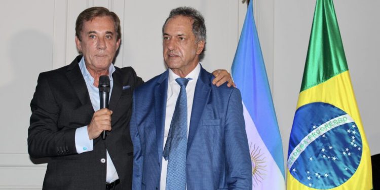 Se redefine la política exterior argentina con un perfil más kirchnerista, al igual que en SIDE