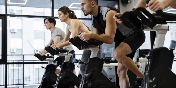 Bicicleta fija: un estudio reveló cuántos minutos de este ejercicio equivalen a un entrenamiento intenso