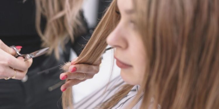 Calendario Lunar 2025: cuáles son los mejores días de cada mes del año para cortarse el pelo