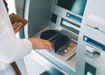 Cambian los cajeros automáticos: esto es lo que se debe hacer sí o sí antes de poner la tarjeta