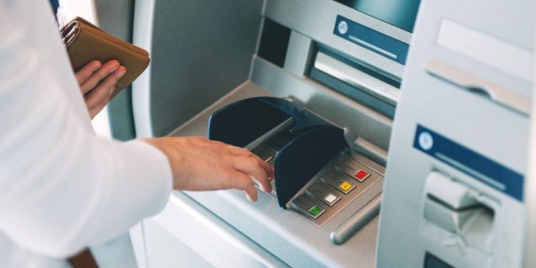 Cambian los cajeros automáticos: esto es lo que se debe hacer sí o sí antes de poner la tarjeta