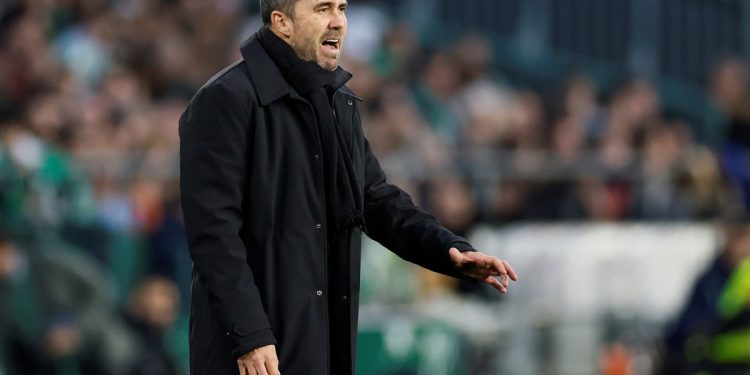 Coudet ganó su primer partido con el Alavés y salió de la zona de descenso