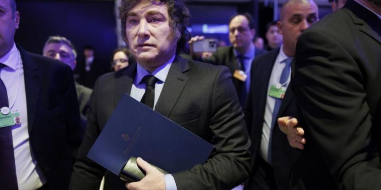 Crecen las versiones sobre un funcionario clave: “Por ahora…”