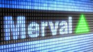 Con el Merval "volando", la estrategia de inversión que recomiendan para no comprar bonos y acciones caras