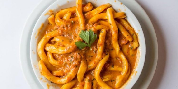El bodegón de club de barrio que prepara los mejores fusilli al fierrito de CABA