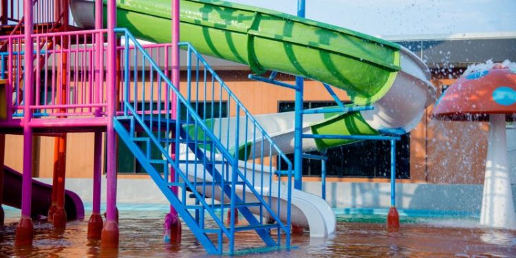 El divertido parque acuático con piletas y toboganes para todas las edades: queda muy cerca del mar