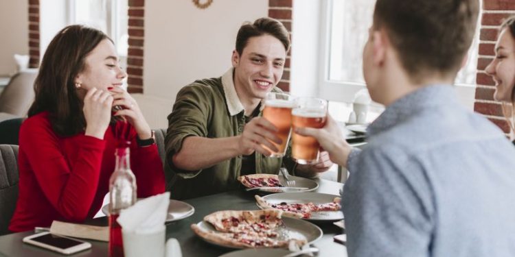 El restaurante que queda adentro de un club de barrio que prepara uno de los mejores revuelto de gramajo de CABA