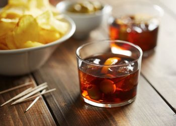 El restaurante que queda un club de barrio y prepara los mejores vermuts y tapas de CABA