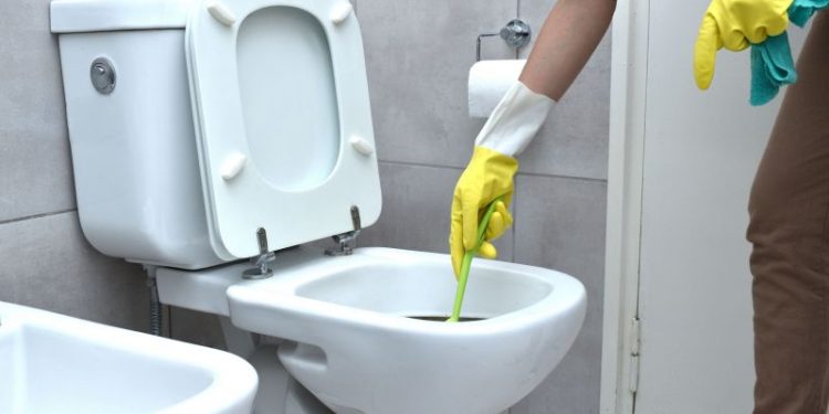 El truco infalible para quitar el sarro del inodoro en menos de un minuto
