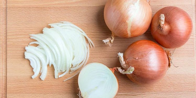 El truco que no conocías para no llorar nunca más cuando cortás cebolla