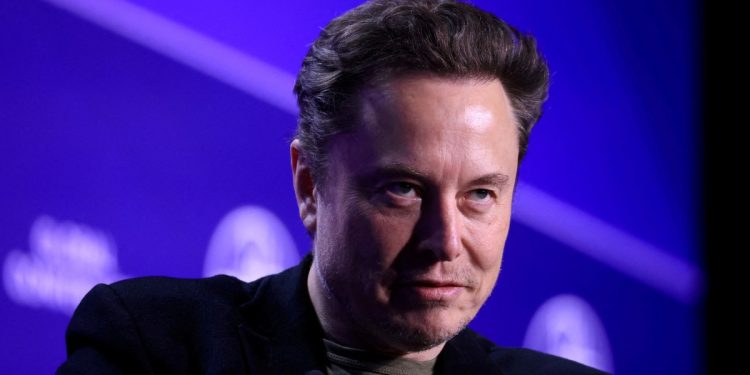 ¿Elon Musk quiere comprar a un histórico equipo de la Premier League?