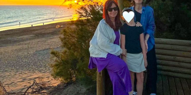 Fotos: Cristina Kirchner se fue a la costa junto a su hija Florencia