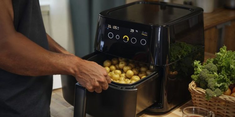 Freidora de aire: ¿cuánto sale en Mercado Libre y a qué precio está en Amazon?