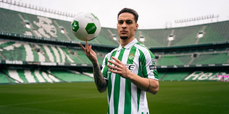 Fue la segunda compra más cara del Manchester United y fue anunciado en el Real Betis