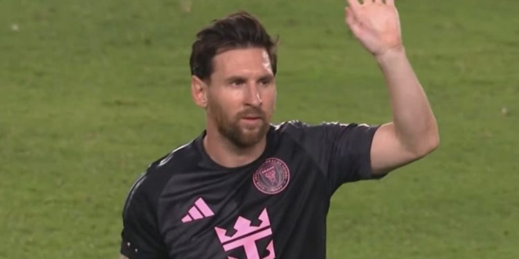 Furor por Messi en Perú: ovación en cada pelota que tocó, hinchas con su camiseta y locura por obtener un saludo suyo