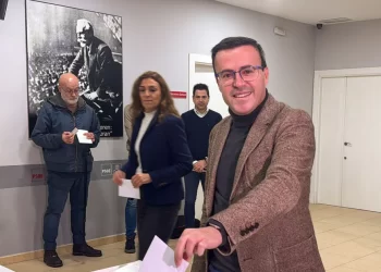 Los militantes del PSOE extremeño revalidan a Gallardo e infligen una derrota a Ferraz