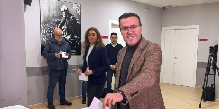 Los militantes del PSOE extremeño revalidan a Gallardo e infligen una derrota a Ferraz