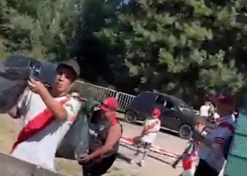 Gran gesto de los hinchas de River: limpiaron la zona tras el recibimiento en San Martín