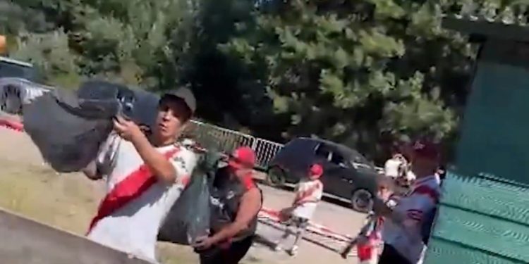 Gran gesto de los hinchas de River: limpiaron la zona tras el recibimiento en San Martín
