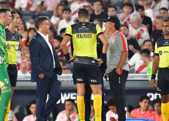 Insólito: el partido entre River e Instituto estuvo interrumpido por problemas en la transmisión