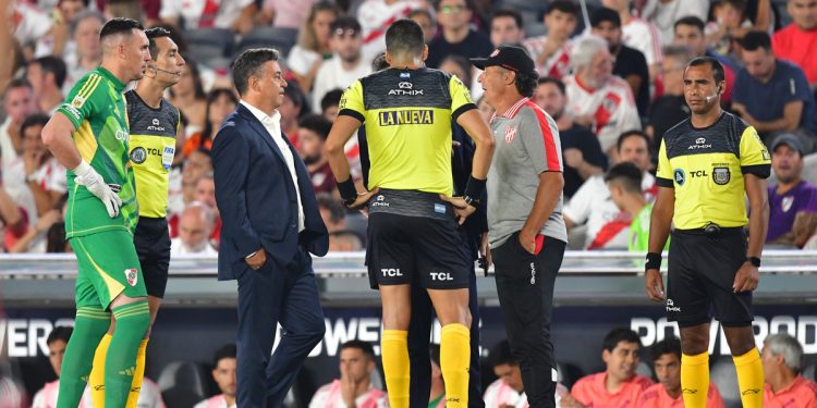 Insólito: el partido entre River e Instituto estuvo interrumpido por problemas en la transmisión