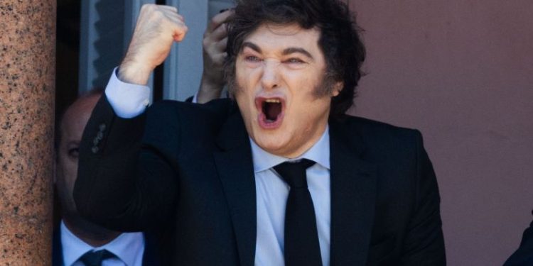 Jubilaciones, menos inversión y programas: por qué la motosierra no paró en 2024