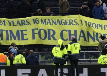 La bandera de protesta de los hinchas del Tottenham: “24 años, 16 técnicos, 1 trofeo…”