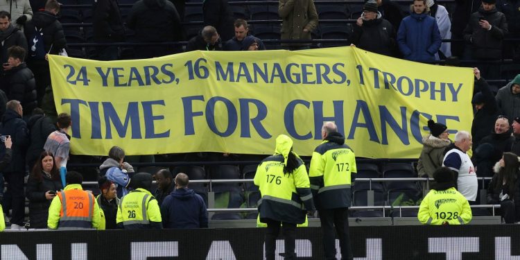 La bandera de protesta de los hinchas del Tottenham: “24 años, 16 técnicos, 1 trofeo…”