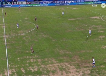 La cancha de Vélez estaba en muy mal estado y hubo memes